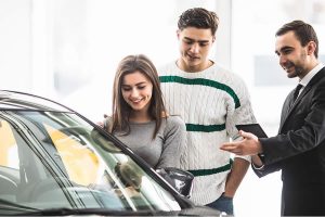 Pareja busca verdadero valor autos nuevos